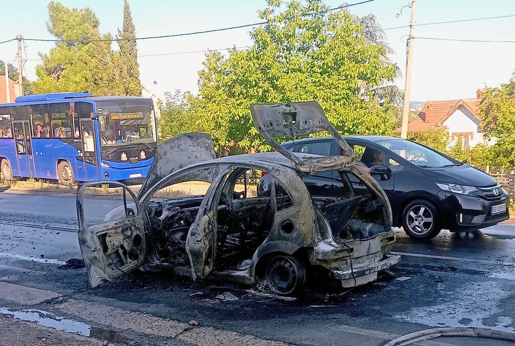 JEZIVA SLIKA NA IBARSKOJ MAGISTRALI! Automobil se zapalio posle udesa kod Meljaka: Ima povređenih, OD VOZILA OSTALA SAMO LJUŠTURA! (FOTO/VIDEO)