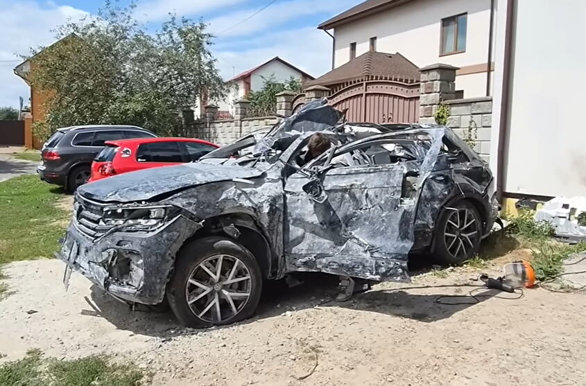 Auto preživeo udar balističke rakete: Uništio ga skroz, a vlasnik upalio motor i odvezao se bez problema