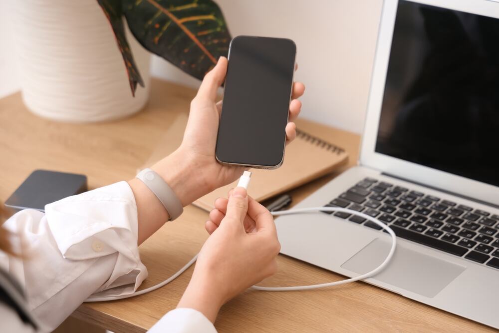 Punite telefon preko laptopa: Evo šta se zaista dešava sa baterijom vašeg telefona