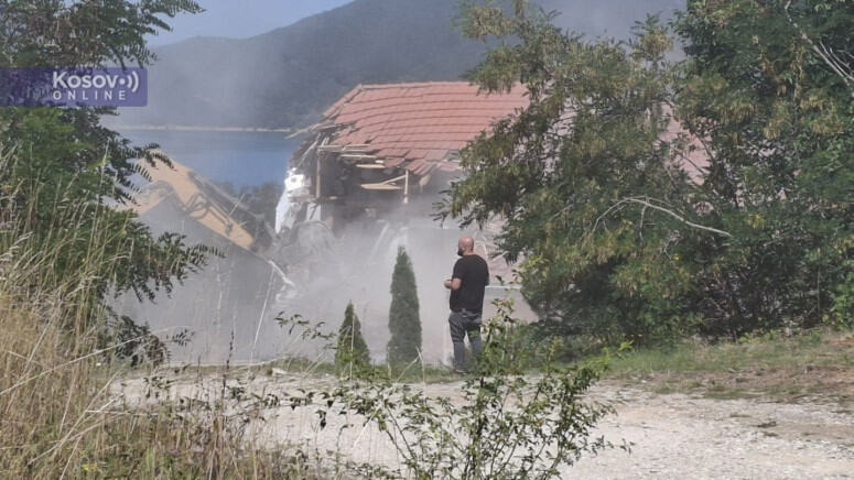 NA GAZIVODAMA POČELO RUŠENJE MOTELA "JEZERO": Na terenu teška mehanizacija i pripadnici tzv. kosovske policije!