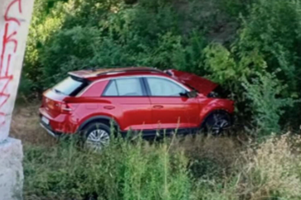 JEZIV PRIZOR ISPOD NADVOŽNJAKA! Pronađeno telo u havarisanom automobilu u travi pored puta kod Inđije (FOTO)