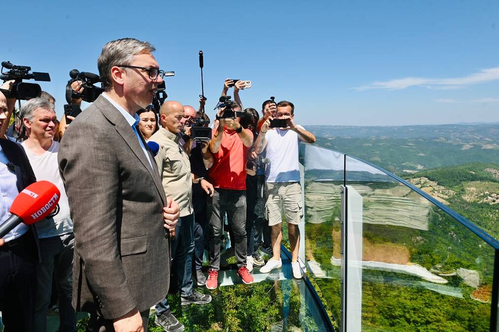"OVO ĆE BITI SVETIONIK ZA BUDUĆNOST" Vučić otvorio stakleni vidikovac na Kablaru, najavio nova ulaganja: Testiran na 132 tone, može da izdrži i 150 (FOTO)