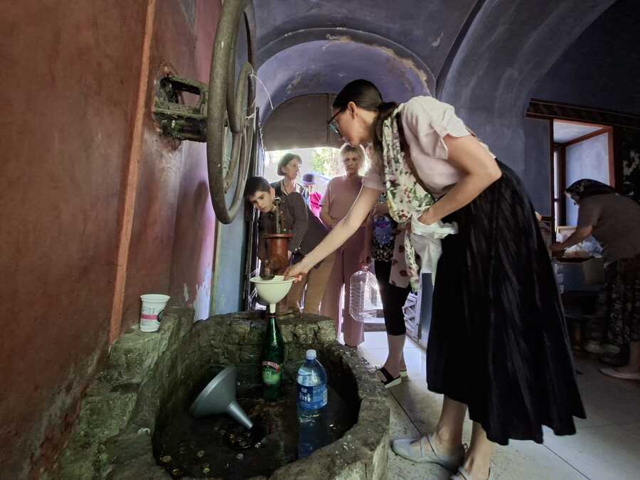 SVETINJA KOJA UJEDINJUJE PRAVOSLAVCE I KATOLIKE! Ognjena Marija okupila vernike kod Kikinde, svi došli po vodu sa izvora za koji se veruje da leči (FOTO)