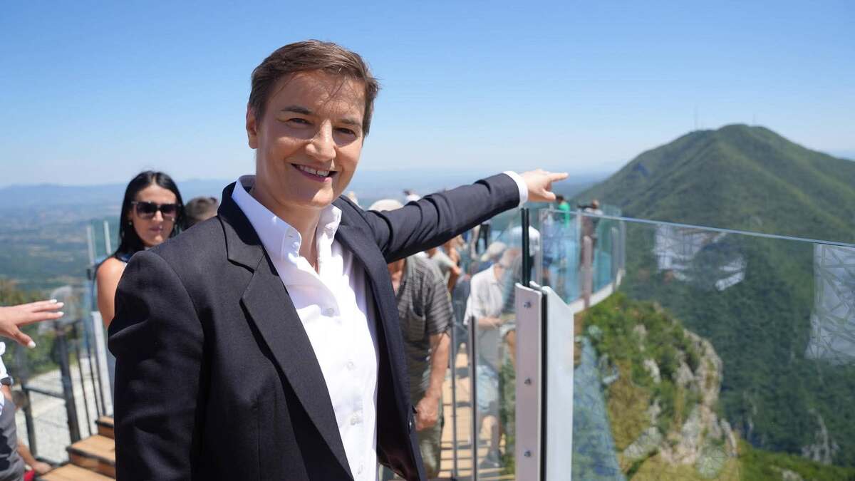"PREDIVAN JE OSEĆAJ, JOŠ JEDAN SAN SMO OSTVARILI!" Brnabić o staklenom vidikovcu na Kablaru: Ovo je za mene jedan od najlepših dana (FOTO)
