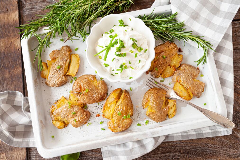 Hrskavi zgnječeni krompirići iz rerne: Recept za najukusniji prilog koji je zapalio društvene mreže