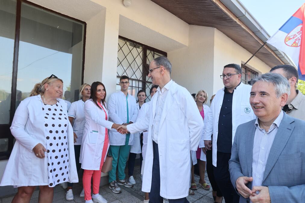 Macut u selu Rataje kod Vranja: Premijer obišao rekonstruisanu seosku ambulantu i novi put