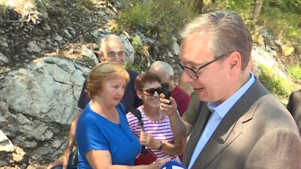 "REŠI, ANA" Baka zaustavila Vučića, a njegova reakcija nasmejala sve na Kablaru: "Ti si jedini predsednik koji zaslužuje mnogo"