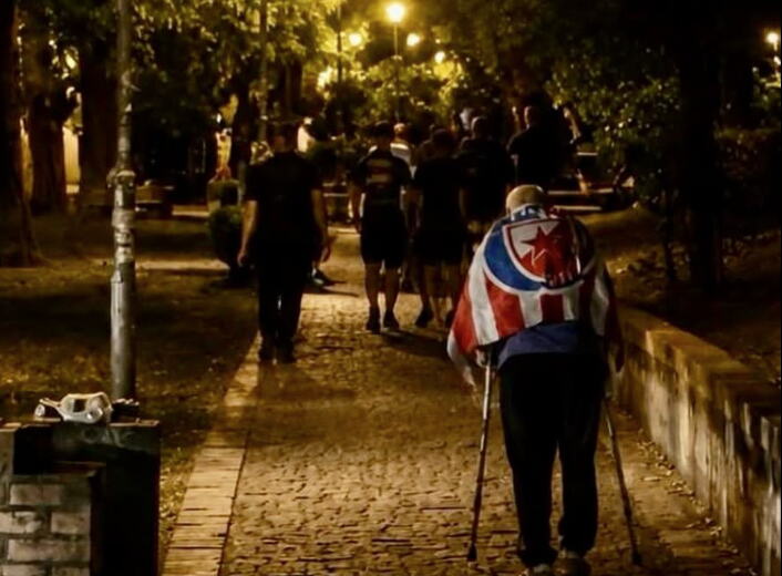 IMA 71 GODINU, INVALID JE I NA ŠTAKAMA, ALI NE PROPUŠTA NIJEDNU UTAKMICU CRVENE ZVEZDE: Emotivna fotka posle meča sa Larnom slomila mnoge zvezdaše