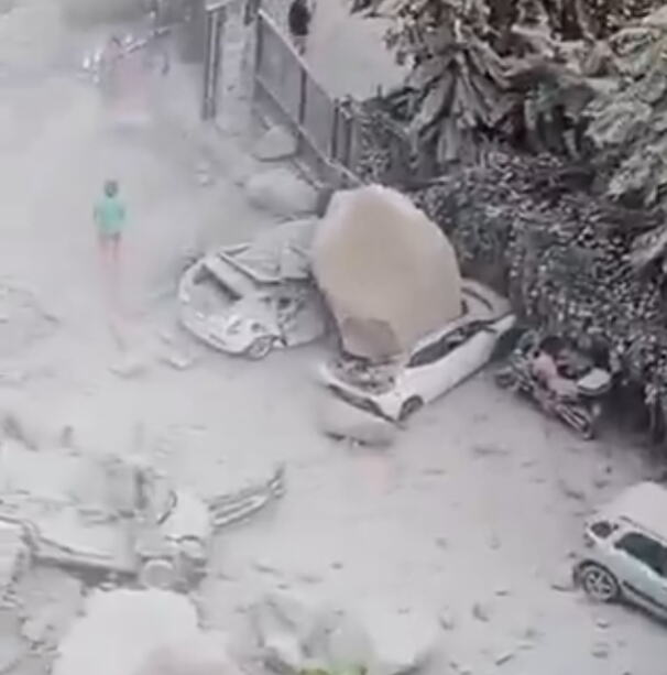 OGROMNA ŠTETA U ITALIJI POSLE ZEMLJOTRESA;: Obrušilo se brdo, Gromade kamenja spljeskala vozila! (VIDEO, FOTO)