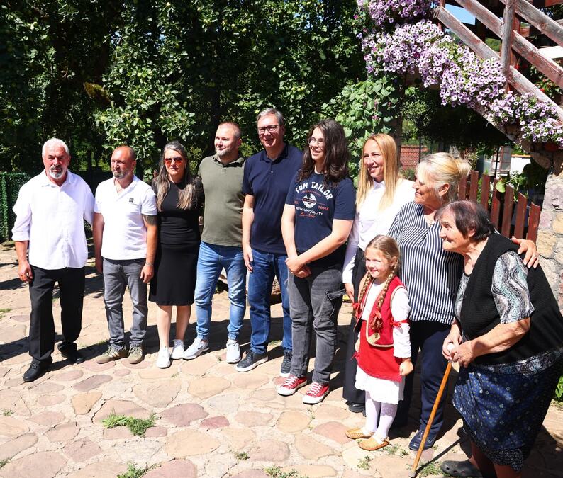 "JA VOLIM ŠTO ME VODAJU KO MEČKU BOŽANU" Vučić poslao moćnu poruk: Moj je posao da idem i da vidim svakog čoveka, da ga čujem i slušam! I ponosim se tim VIDEO