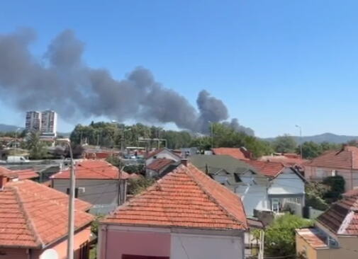 VELIKI POŽAR U KRALJEVU: Gust crni dim vidi se iz celog grada (VIDEO)