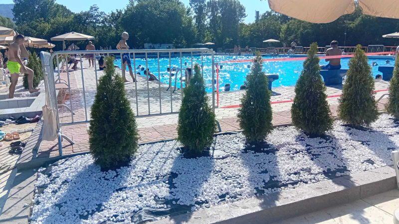 ISPRAŽNJEN OLIMPIJSKI BAZEN U PROKUPLJU! Policija istražuje ko je tokom noći napravio haos na kupalištu