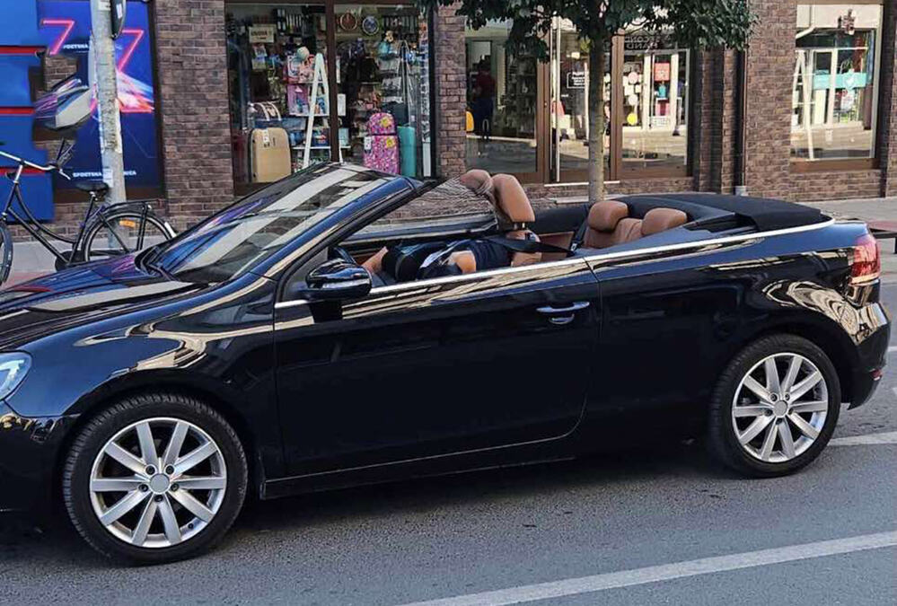 UKRADEN GOLF KABRIOLET U SREMSKOJ MITROVICI! Lopovi odneli automobil ispred porodične kuće (FOTO)