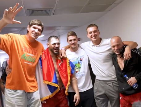 KAKVA SCENA POSLE BRUTALNOG NOKAUTA! Srpski košarkaši sačekali Medića ispred svlačionice, a onda je usledio ŠOU ZA PAMĆENJE! (VIDEO)