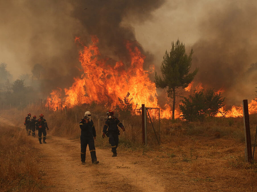 STRAVIČNE SCENE ŠIROM GRČKE, IZGORELO STOTINE KUĆA! Izdata naredba za HITNU evakuaciju, planine u plamenu, a ovaj grad je u velikoj OPASNOSTI! (FOTO/VIDEO)
