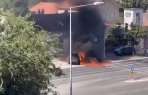 BUKNUO POŽAR NA NOVOM BEOGRADU: Auto se zapalio u Vojvođanskoj ulici, vozač HITNO PREVEZEN u bolnicu sa opekotinama (VIDEO)