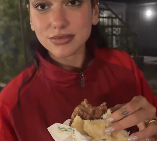 Dokle više?! Dua Lipa ponovo razbesnela Srbe: Leskovačku pljeskavicu predstavila kao "tradicionalni kosovski sendvič"