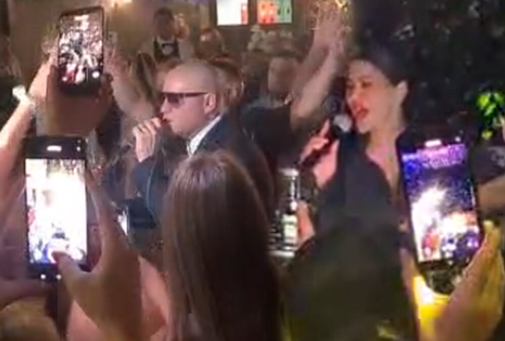 MINA KOSTIĆ ZAPEVALA NA SVADBI NEŠE TVINSA! Pevačica se dohvatila mikrofona, ovo niko nije očekivao, a tek kad je zapevao mladožena (VIDEO)