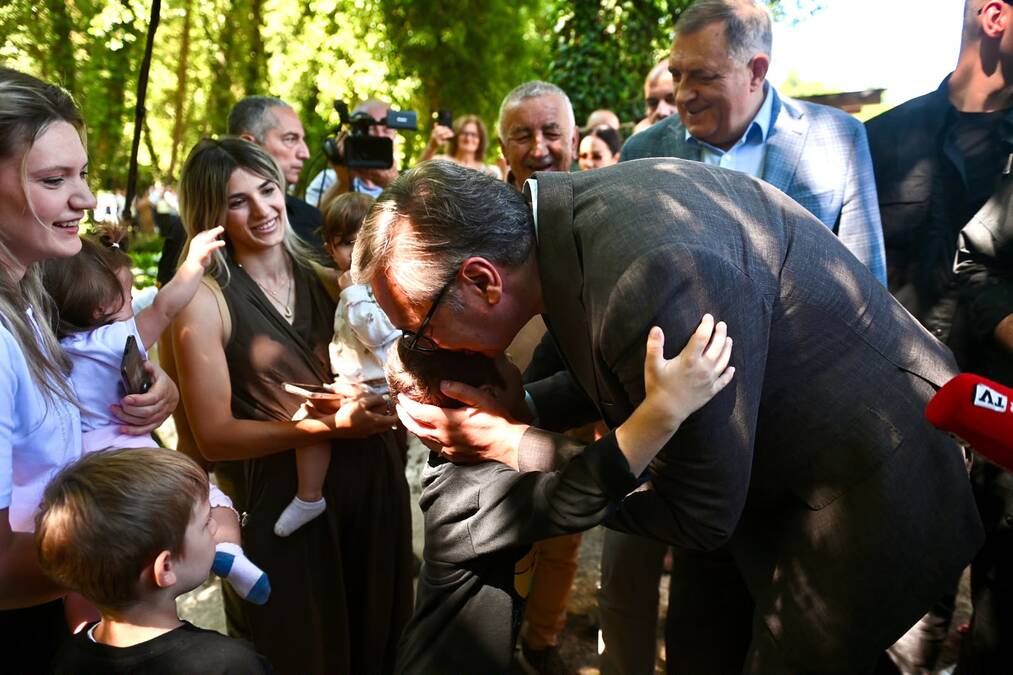 VUČIĆ ODMAH KRENUO U REŠAVANJE PROBLEMA: Predsednik pozvao izvođača pred svima! Domaćin iz Vodica dobija put za 15 do 20 dana!