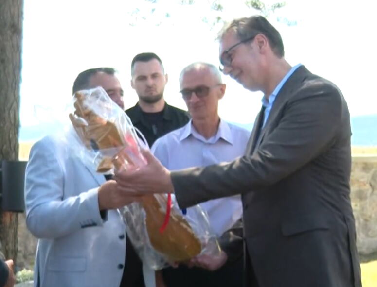 GUSLE I KNJIGE NA POKLON: Predsednik Vučić u Novom Selu obišao crkvu Presvete Trojice u kojoj su mošti Svetog Marka Kupreškog