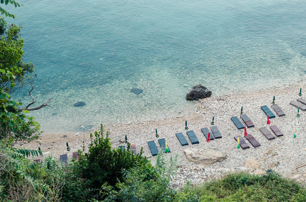 Na ovoj plaži u Ulcinju muškarcima je zabranjen ulaz: Na ulazu stoji obezbeđenje, za žene je zbog jednog vrlo zdrava