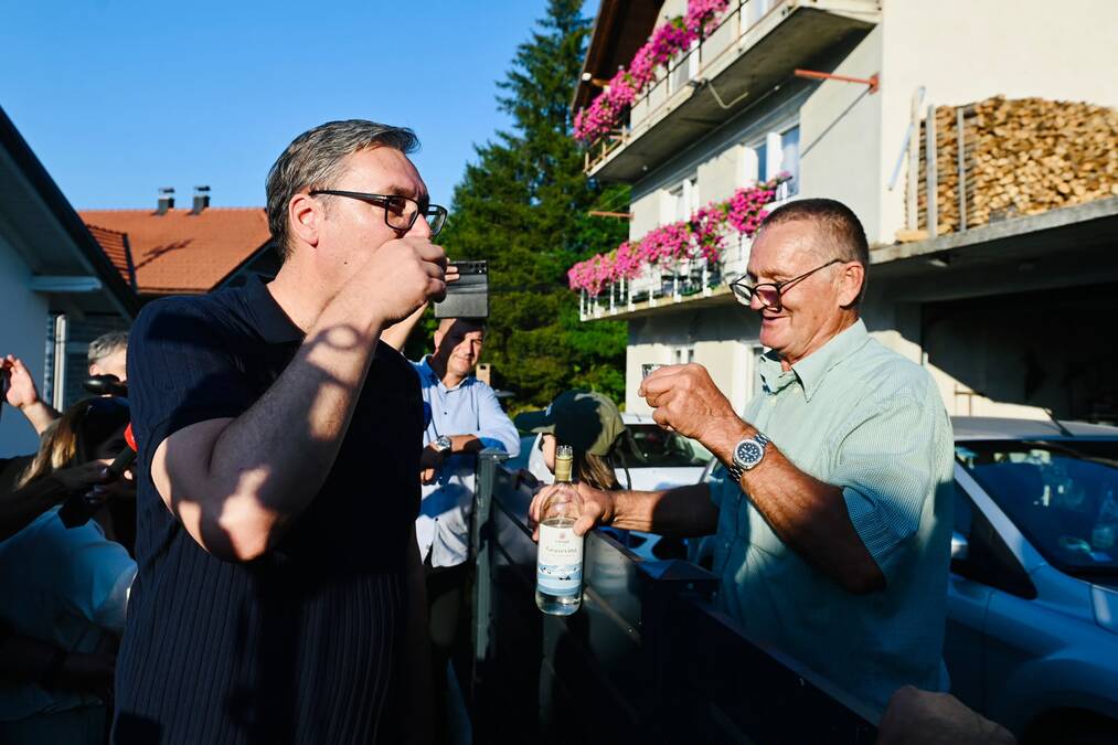 "ONI MOGU DA PIJU OD UJUTRU I UVEČE I NIKO NIJE PIJAN" Hit scena kod predsednikove kuće u Čipuljićima: Pogledajte kako je nazdravio sa komšijom Šerifom (FOTO)