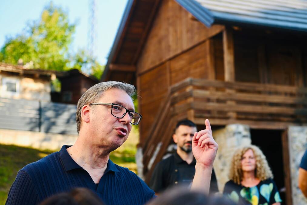 "RODIO SAM  SE NEKOLIKO MESECI NAKON ŠTO JOJ JE SIN POGINUO"  Vučić ispričao potresne detalje sudbine žene za koju je bio vezan: Nikad crninu nije skinula...