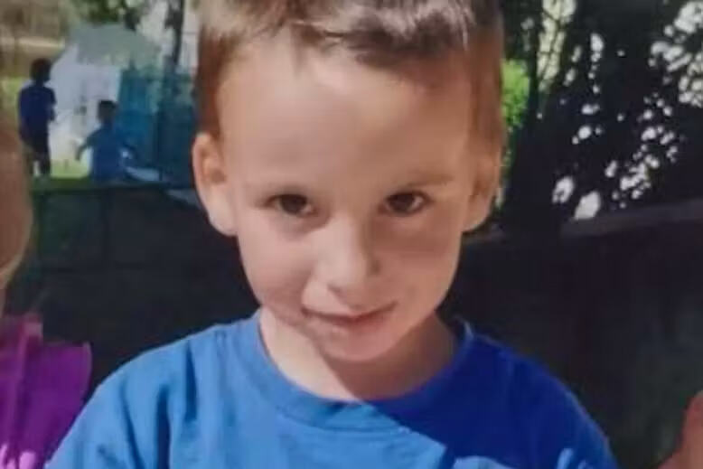 9 GODINA BIO U BUDNOJ KOMI, SLEP I PARALIZOVAN Mališan (13) preminuo nakon jezive agonije: Zbog onoga što je pojeo, doživeo NEPOVRATNA OŠTEĆENJA MOZGA!