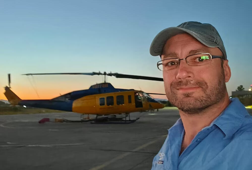 POSLEDNJI SELFI PRED SMRT! Danski pilot se ponosno slikao pored helikoptera i poslao bratu sliku: Samo dan kasnije POGINUO U UŽASNOM SUDARU! (FOTO)