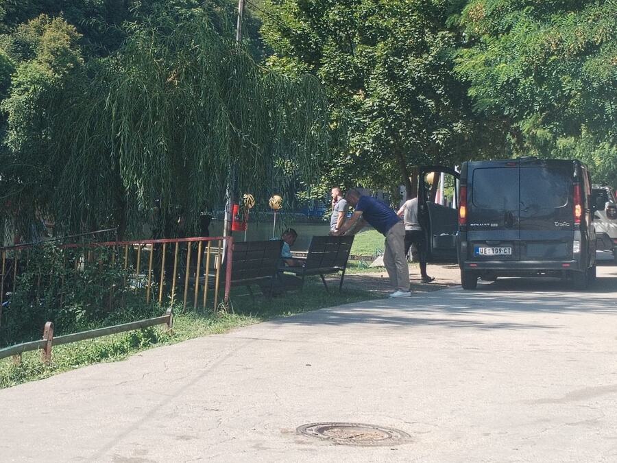 JEDAN UPAO U VODU, DRUGI POKUŠAO DA GA IZVUČE, PA OBOJICA POTONULI? Novi detalji tragedije u Užicu: Sedeli su i pili, sa njima je bio i treći muškarac (foto)
