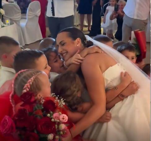 Šok na svadbi lepe vaspitačice Milene! Slavlje naprasno prekinuto, u salu ušli - oni, a onda je mlada briznula u plač! "Koliko ljubavi na jednom mestu" (VIDEO)