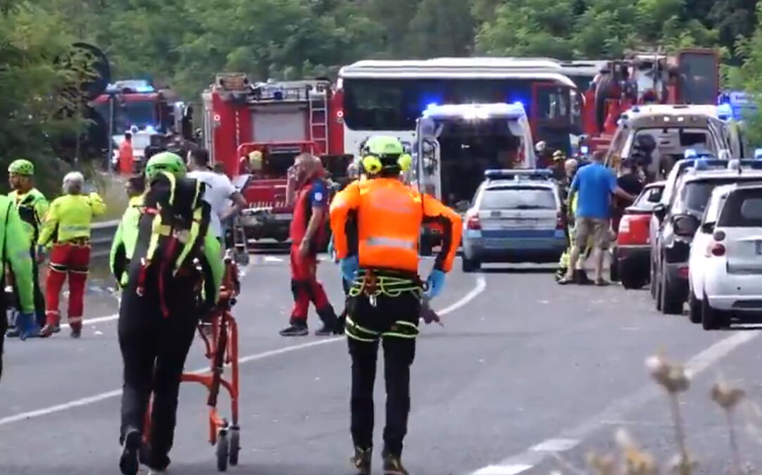 VELIKA TRAGEDIJA NA PUTU, IMA MRTVIH, KRHOTINE NA SVE STRANE! Kamper i prednji deo autobusa POTPUNO SMRSKANI! Tri automobila se zakucala u njih! Horor u Italiji