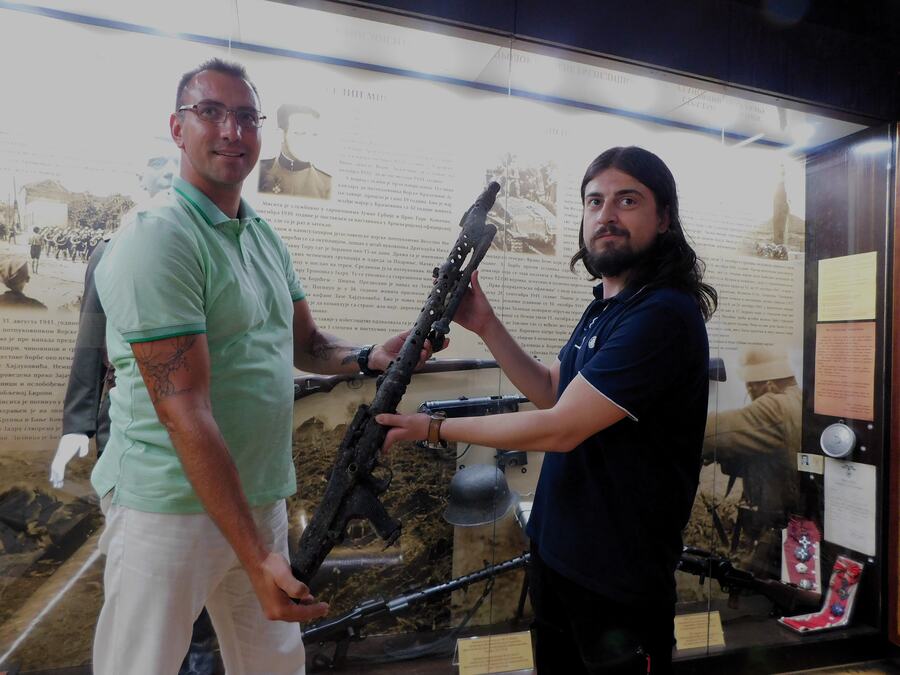 SA DRINSKOG DNA U MUZEJSKE VITRINE Loznički vatrogasac pronašao nemački puškomitraljez (FOTO)