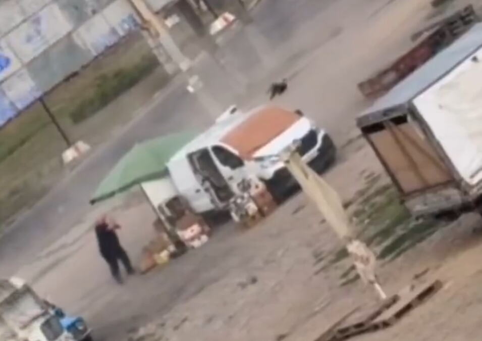 PRODAVAC SA PIJACE KOJI JE BIO META RUSKOG DRONA PREŽIVEO NAPAD: "Nisam ga snimao, u rukama sam držao beli luk i pokazivao mu ga"! (VIDEO)