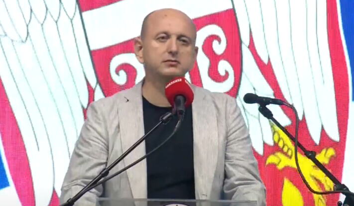 "ZVANIČNA CRNA GORA ODNEĆE SVOJ BAJRAK KOD ŠAHOVNICA I TAKO JOŠ JEDNOM ZABOSTI NOŽ U BRATSKO SRCE I LEĐA SRPSKOM NARODU" Knežević: Izdali su zajedničku istoriju