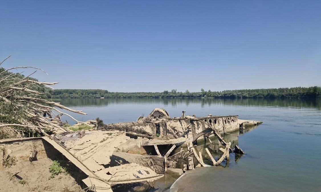 Olupina "Savskog Titanika" izronila na površinu: Prizor iz prošlosti pojavio se na Savi usled niskog vodostaja i otkrio tužnu priču staru decenijama (FOTO)