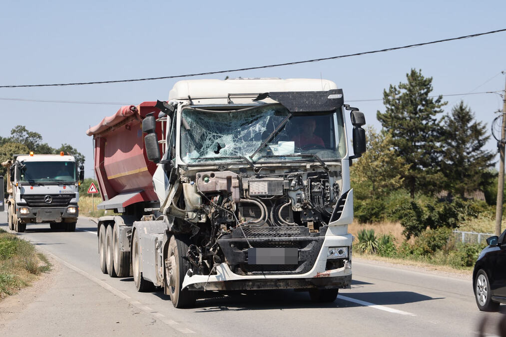 POKRENUTA ISTRAGA ZBOG TRAGEDIJE U KOJOJ SU STRADALI PUTARI KOD ŠAPCA! Oglasilo se Ministarstvo posle jezive nesreće kada je kamion pokosio radnike
