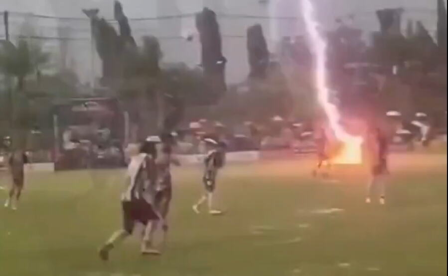 JEZIVO! GROM UBIO FUDBALERA: Velika tragedija! Povređeno još 12 igrača! (VIDEO)