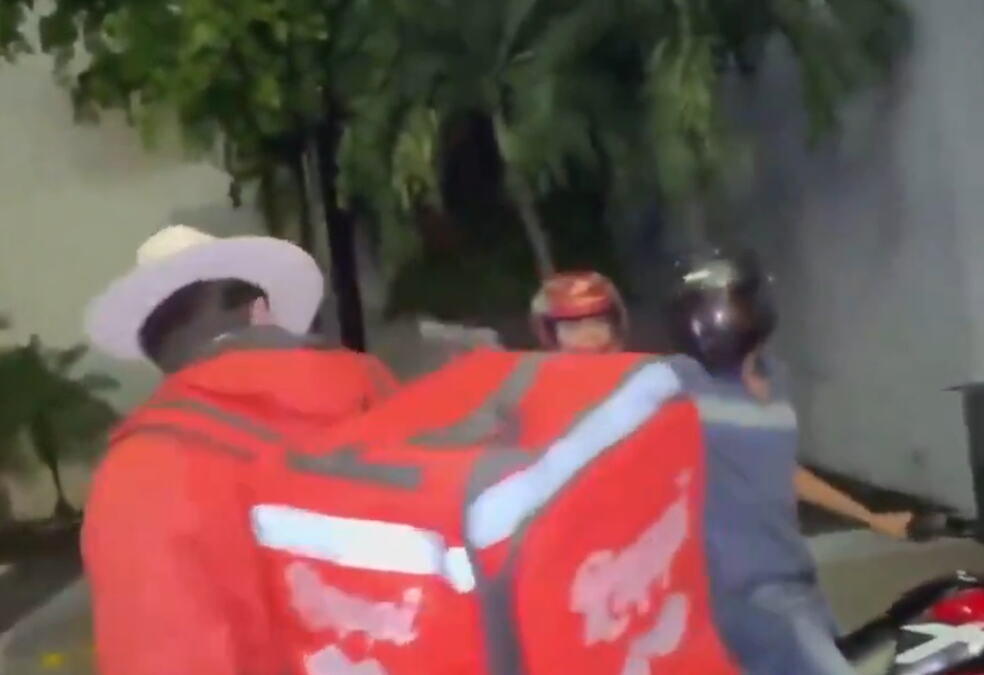 (UZNEMIRUJUĆI VIDEO) POZNATI INFLUENSER UBIJEN TOKOM PRENOSA UŽIVO! Snimao se sa prijateljima, a onda je usledio BRUTALAN napad!