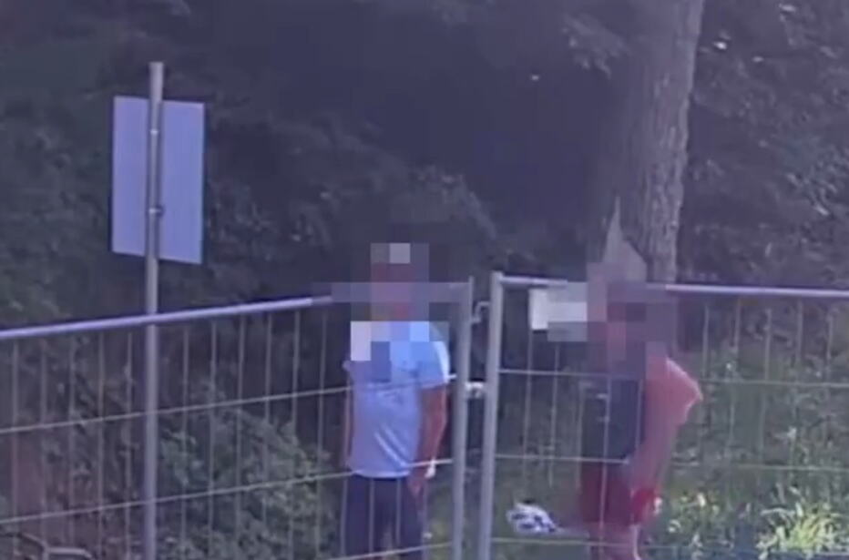 NEMAČKI TURISTI HTELI IZBLIZA DA VIDE GRANICU SA RUSIJOM! Ušli biciklima u ZABRANJENU ZONU pa "fotkali" Rusiju! Pogledajte šta im se dogodilo (VIDEO)