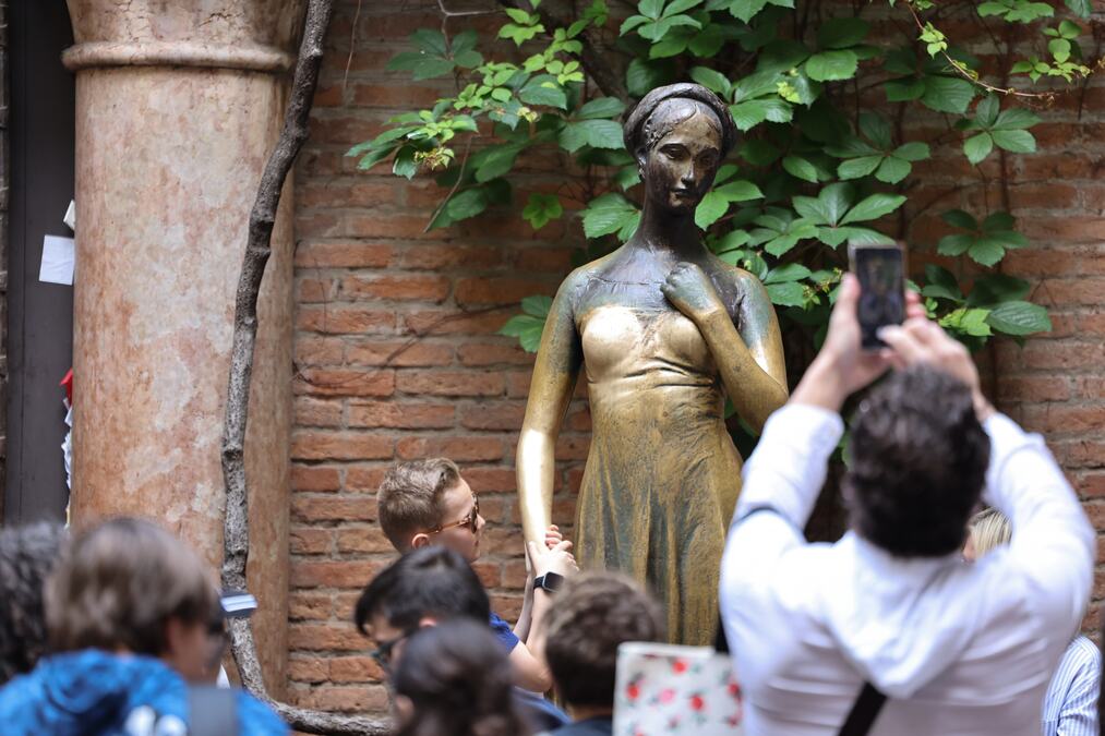 Kažu da se želje ostvaruju ako dodirnete Julijine grudi u Veroni: Kako je nastao najpoznatiji ritual zaljubljenih parova