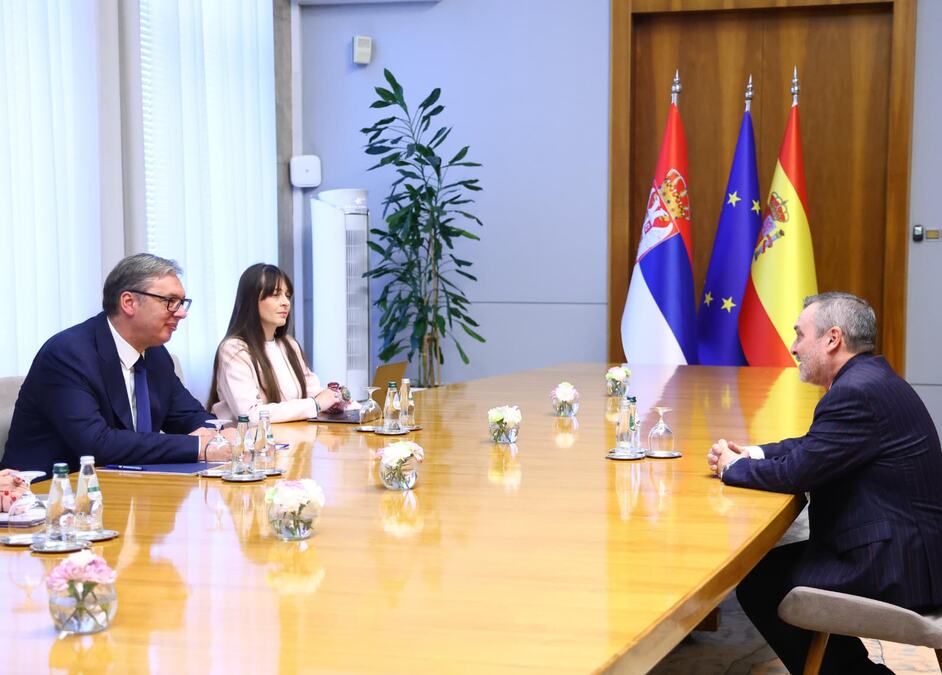 "ŠPANIJU SMATRAMO JEDNIM OD NAJVAŽNIJIH PARTNERA U EU" Vučić se oglasio nakon sastanka sa ambasadorom Aparisijem (FOTO)