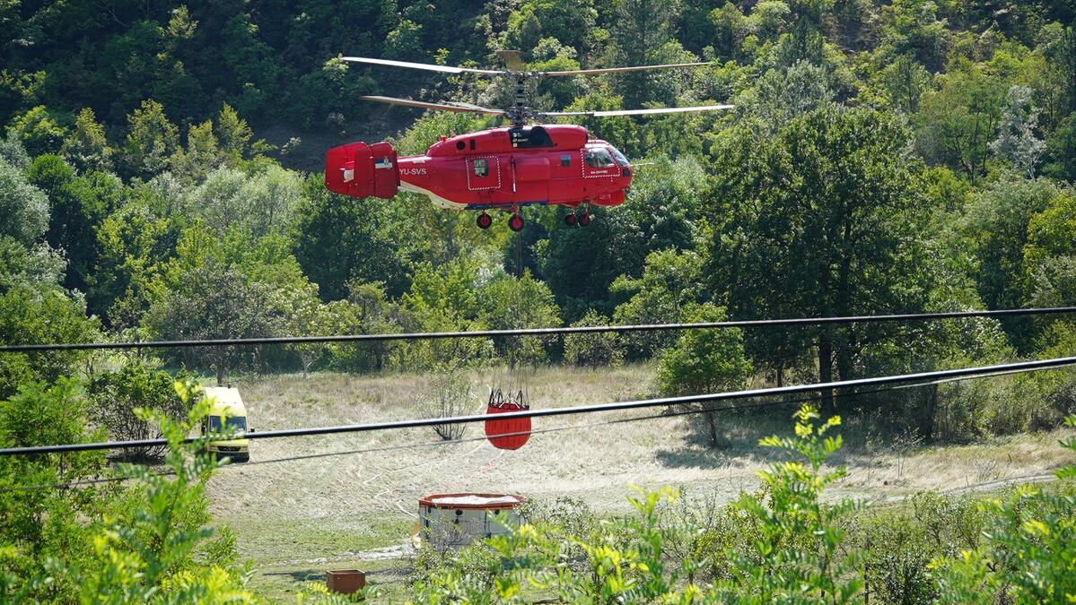 Spašene ugrožene kuće: Preko 100 vatrogasaca na terenu a crveni Kamov se ne gasi - dramatične slike iz doline Ibra, vatra zahvatila 80 hektara šume (FOTO)(VIDEO