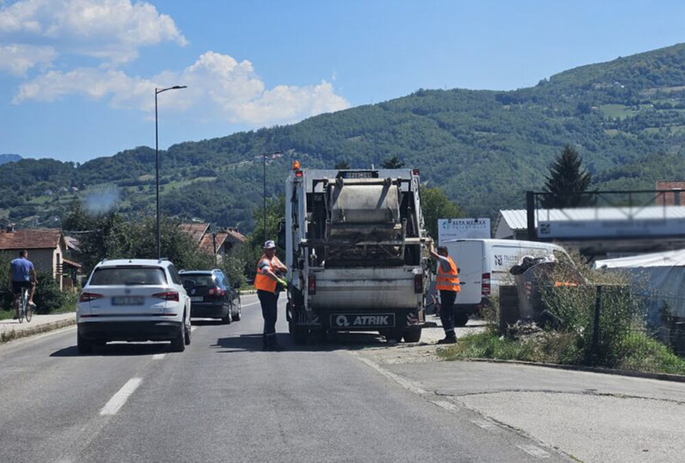DOK GRAĐANI TRAŽE HLAD, ONI SU NA UŽARENOM ASFALTU! Heroji iz Prijepolja rade po paklenoj vrućini, građani zahvalni: "Znam da je to njihov posao, ali hvala im"