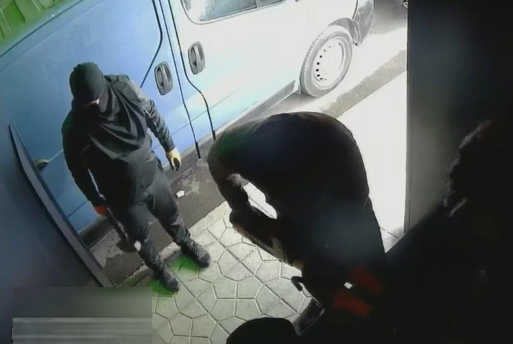 SRBI IZVODILI FILMSKE PLJAČKE PO ŠPANIJI: Obučeni u crno, ukrali sefove iz 26 banaka i kockarnica,  mesecima uspevali da sakriju lica od kamera (VIDEO)