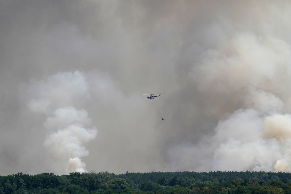 DIM SA DELIBLATSKE PEŠČARE STIGAO DO BEOGRADA Vetar raznosi miris paljevine, evo gde se najviše oseća: U borbi sa stihijom 80 vatrogasaca i helikopteri VIDEO