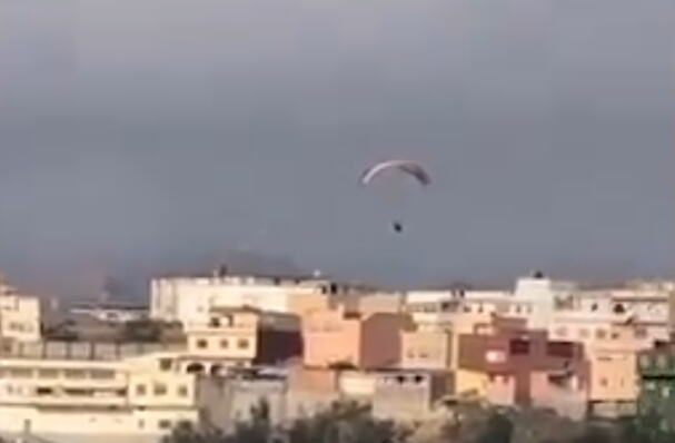 TRAGIČAN KRAJ: Migrant paraglajderom pokušao da se dokopa Seute pa POGINUO! (VIDEO)
