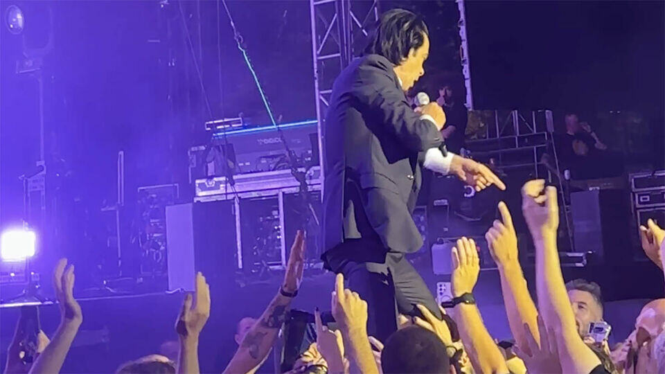 Srbi nosili Nika Kejva na rukama: Čuveni roker klečao pred publikom na koncertu, ovakve scene se ne pamte (VIDEO)