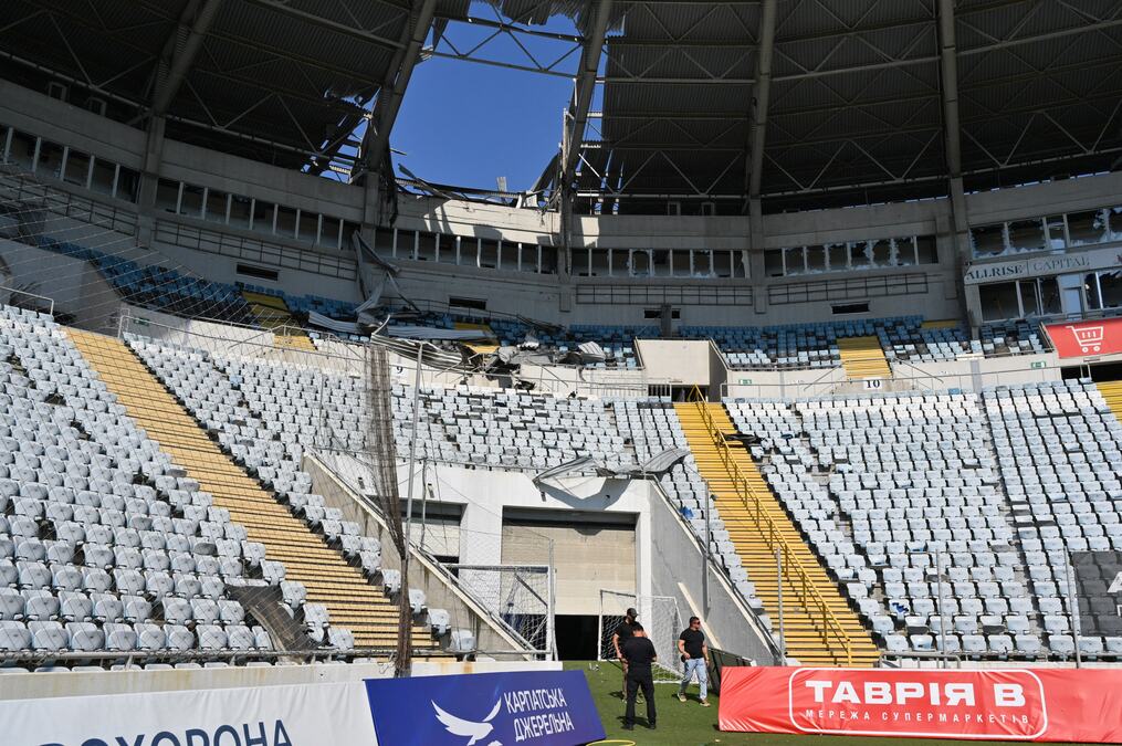 RUSI GAĐALI STADION KAPACITETA 34.000 LJUDI! Pogodili ga dan pred VAŽNU utakmicu ukrajinske Premijer lige! Zjapi velika RUPA, krhotine na terenu (FOTO/VIDEO)