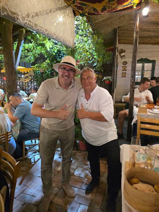 ORBAN ULEPŠAO DAN DOMAĆINU IZ DRAGAČEVA! Opušteno uživa u Guči, pa pozirao sa Mihailom - ovaj susret će zauvek pamtiti! (FOTO)
